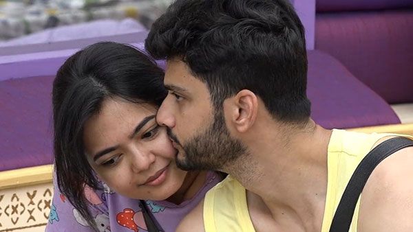 Bigg Boss Telugu 6: షోలో శృతి మించిన రొమాన్స్.. కెమెరాలు ఉన్నా ఆ పనులు.. పక్క వాళ్లను వెళ్లిపోమని!