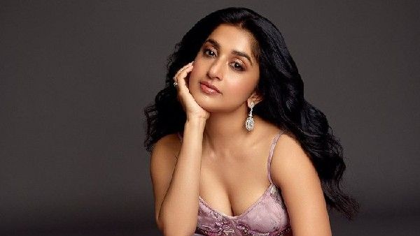 Meera Jasmine: లో దుస్తుల్లో మీరా జాస్మిన్ అరాచకం.. రోజురోజుకీ పెంచేస్తున్న గ్లామర్ ట్రీట్