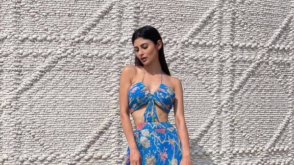 Mouni Roy: గ్లామర్ తో మెస్మరైజ్ చేస్తున్న సీరియల్ బ్యూటీ.. హాట్ గా ఆ అందాలు చూపిస్తూ
