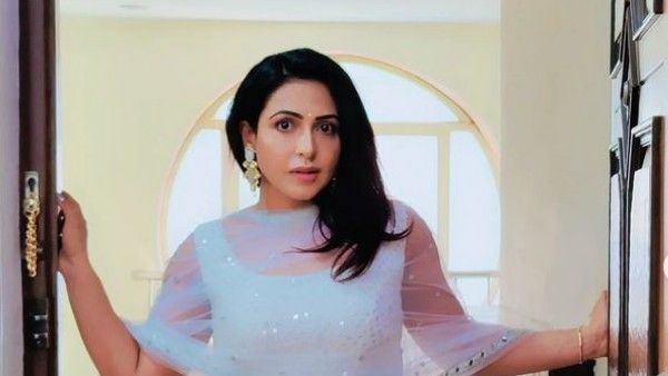 శృతి మించిన నందినీ హాట్ షో: టాప్ అందాలను ఆరబోస్తూ రచ్చ