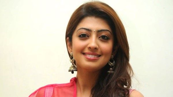 బాత్రూంలో ప్రణిత హాట్ సెల్ఫీ: తల్లైన కొద్ది రోజులకే జాకెట్ విప్పేసి మరీ!