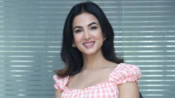 ప్రవీణ్ సత్తారు పక్కా ఫర్‌ఫెక్షనిస్టు.. షూటింగ్‌కు ముందే అలా.. సోనాల్ చౌహాన్