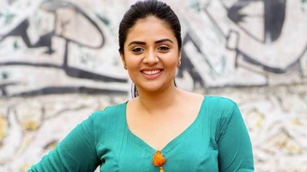 యాంకర్ శ్రీముఖి ఎద అందాల ఆరబోత: టాప్ విప్పేసి మరీ హద్దు దాటేసిందిగా!