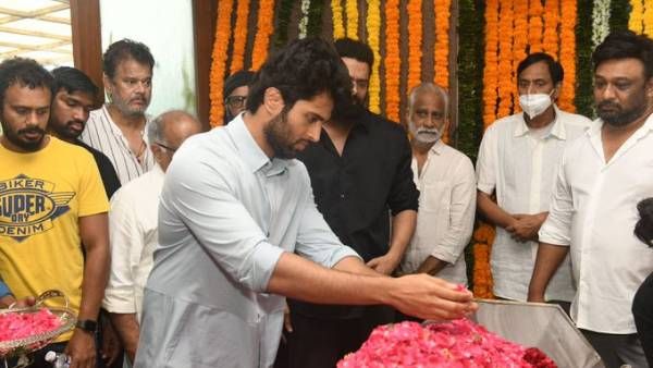 Krishnam Raju No more: కృష్ణంరాజు భౌతికకాయానికి విజయ్ దేవరకొండ నివాళి.. ప్రభాస్ ఫ్యామిలీని ఓదారుస్తూ..