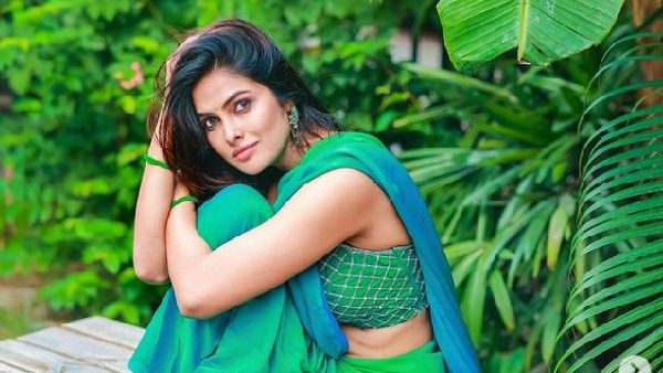 ట్రెడిషనల్ డ్రెస్సులోనూ దివి వాద్యా అందాల విందు.. సిగ్గు పడుతూనే చూపిస్తూ!