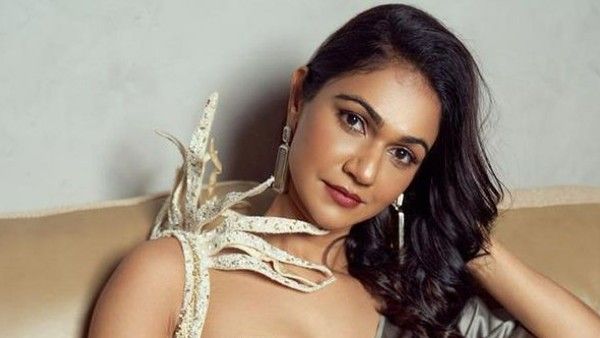 వెండి రంగు చీరలో మిలమిల మెరిసిన అల్లు స్నేహరెడ్డి.. శారీ ఖరీదేంతంటే?