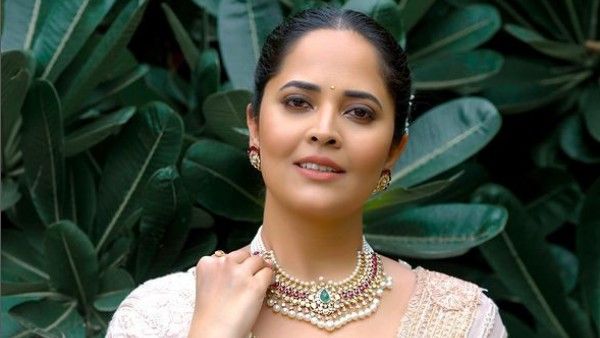 Anasuya Bharadwaj: లంగా ఓణిలోనూ అనసూయ రచ్చ.. ఆ పార్ట్ చూపిస్తూ వీడియో