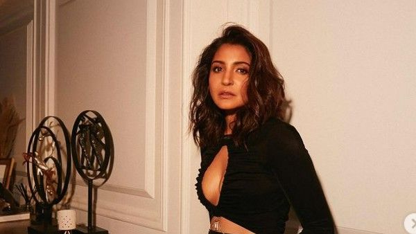 కోహ్లీ భార్య అనుష్క హాట్ షో: పండుగ పూట ఎద అందాలు కనిపించేలా!