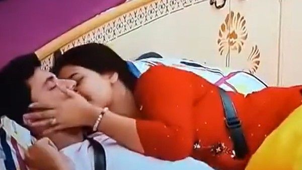 Bigg Boss Telugu 6:షోలో రెచ్చిపోయిన జంట.. అందరి ముందే దుప్పటి కప్పుకుని ముద్దులు.. అతను వద్దన్నా వినకుండా