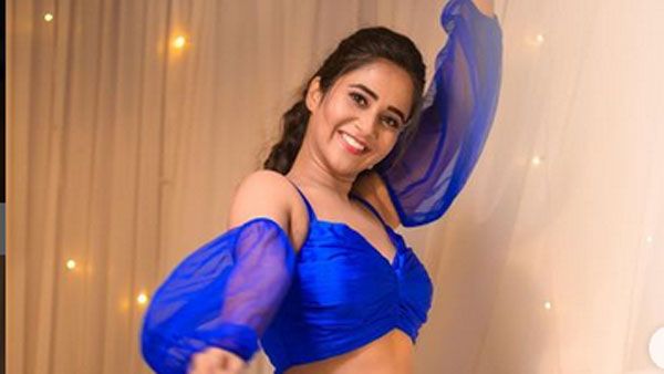 డ్రెస్ సైజ్ తగ్గించిన దీప్తి సునైనా: పైనా కిందా పరువాల ప్రదర్శన