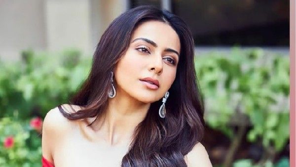Rakul Preet Singh: స్విమ్ సూట్ లో రకుల్ ప్రీత్ సింగ్ అందాలు.. క్యూట్ స్మైల్ తో పోజులు