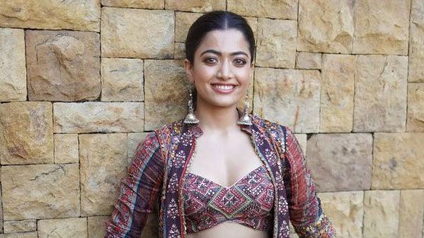 రష్మిక మందన్నా ఎద అందాల విందు: ఆమెనింత ఘోరంగా ఎప్పుడైనా చూశారా!