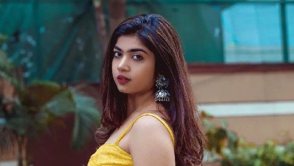 జబర్ధస్త్ రీతూ చౌదరి ఎద అందాల ఆరబోత: హాట్ షోలో గీత దాటేసిందిగా!