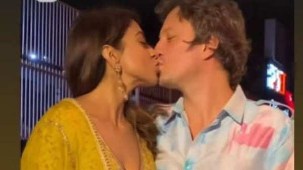 పబ్లిక్ ప్లేస్‌లో రెచ్చిపోయిన శ్రీయ: అతడి నోట్లో నోరు పెట్టేసి మరీ!