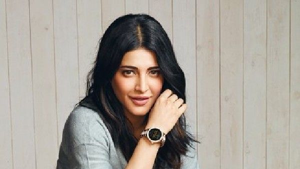 బెడ్‌పై శృతి హాసన్ రచ్చ: అలా పడుకుని.. దాన్ని చూపిస్తూ ఫోజులు