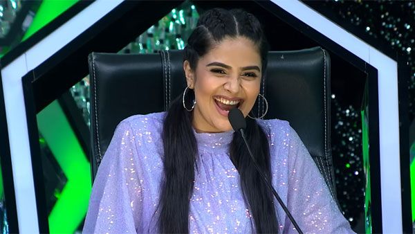 యాంకర్ శ్రీముఖికి చేదు అనుభవం: అది లేకుండానే షోలోకి.. స్టేజ్‌పైనే పరువు తీసిన హీరోయిన్