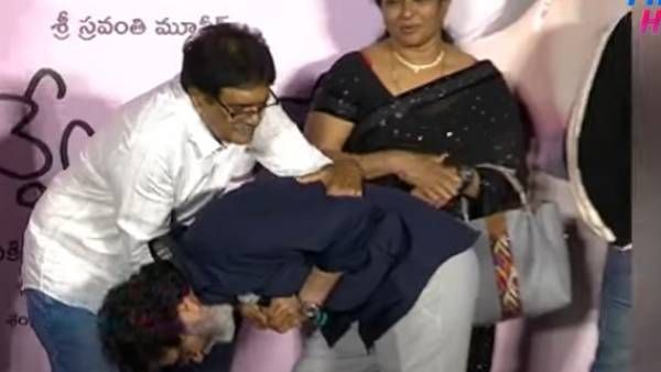 ఆఫర్లు లేక భీమవరంలో క్రికెట్ ఆడుకుంటుంటే.. తొలి ఆఫర్ ఇచ్చిన నిర్మాతకు త్రివిక్రమ్ పాదాభివందనం