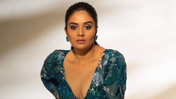 Sreemukhi: బ్లాక్ టైట్ ఫిట్ లో శ్రీముఖి హాట్ షో.. ఉప్పొంగుతున్న క్లీవేజ్ బ్యూటి