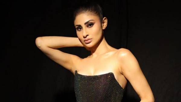 Mouny Roy సీరియల్ నటి ఓవర్ డోస్ హాట్ షో.. అలాంటి డ్రెస్సులో ఉప్పొంగుతున్న ఎద అందాలు చూపిస్తూ!