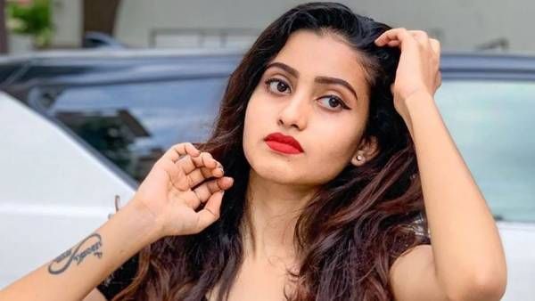 Deepika Pilli: దీపిక పిల్లికి ముద్దు పెట్టబోయిన డైరెక్టర్.. ఆ బాత్రూమ్ గొడవ ఏమిటంటే?