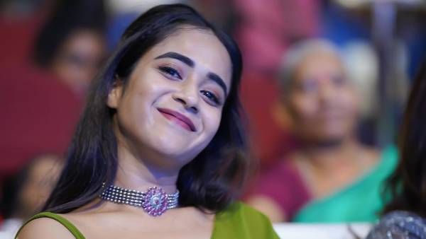 బట్టలు లేకుండా అమ్మాయి: అలాంటి పిక్ షేర్ చేసిన దీప్తి సునైనా