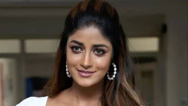 వాష్ రూమ్‌లో హాట్‌గా తెలుగు పిల్ల డింపుల్: టైట్ ఫిట్‌లో ఆ ఫోజు చూస్తే మెంటలే