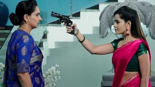 Karthika Deepam డాక్టర్‌బాబు తల్లికి తుపాకీ గురిపెట్టి... మోనిత పైశాచికత్వం!