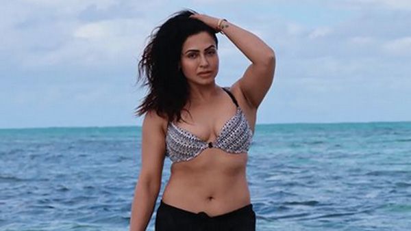 నందినీ రాయ్ ఓవర్ డోస్ హాట్ షో: ఎద అందాలు చూపిస్తూ ఘోరంగా!