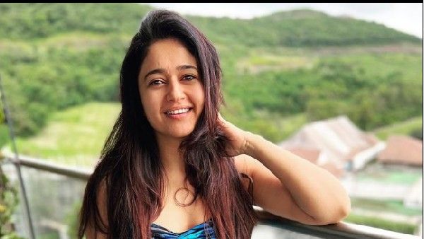 టాప్‌ను కిందకు జరిపి తెలుగు హీరోయిన్ రచ్చ: వామ్మో మరీ ఇలా చూపిస్తే ఎలా!