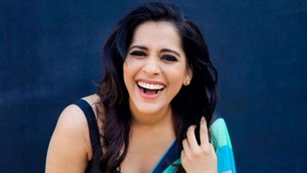 బికినీలో యాంకర్ రష్మీ అందాల ఆరబోత: నీళ్లలో తడిచి మరీ అలా చూపిస్తూ!