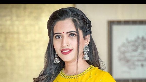 ఏకంగా షర్ట్ విప్పేసిన యాంకర్ స్రవంతి: ఎద అందాలు ఆరబోస్తూ ఘోరంగా!