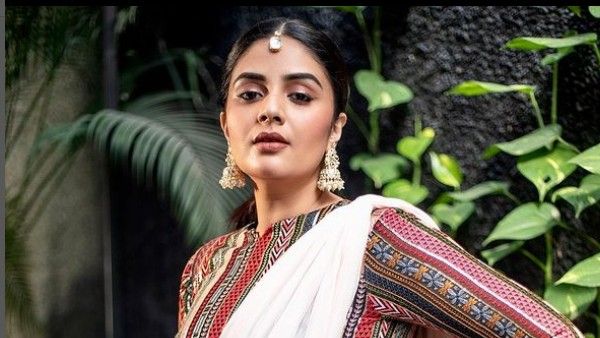 Sreemukhi: బురదలో చొక్కా గుండీలు తీసేసిన శ్రీముఖి.. బికినీలో కంటే ఘాటుగా..