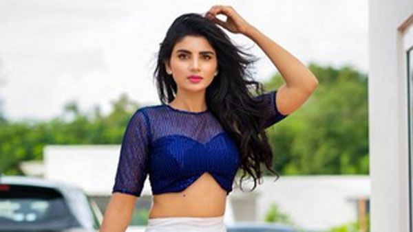 జాకెట్ తీసేసిన జబర్ధస్త్ వర్ష: హాట్ షోలో గీత దాటేసి మరీ రచ్చ