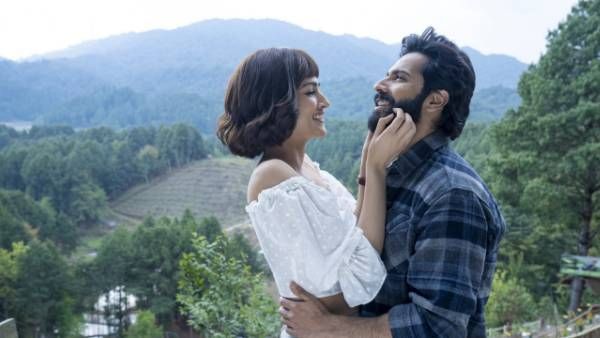 Chilipi Varaale Ivvu song review వరుణ్ ధావన్‌పై కృతిసనన్ ముద్దుల వర్షం.. రొమాన్స్, కెమిస్ట్రీ అదుర్స్