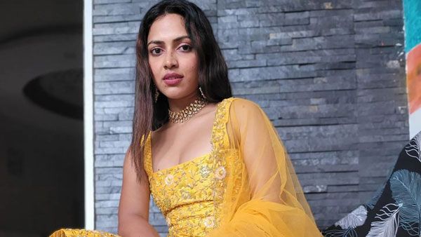 ఎద అందాలతో అమలా పాల్ హాట్ షో: అక్కడ పుట్టుమచ్చ చూపిస్తూ ఘోరంగా!