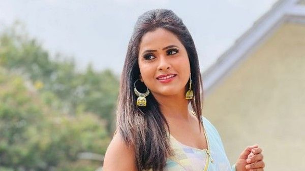 గృహలక్ష్మి లాస్య ఓవర్ డోస్ హాట్ షో: ఎద అందాలు చూపిస్తూ ఘోరంగా!