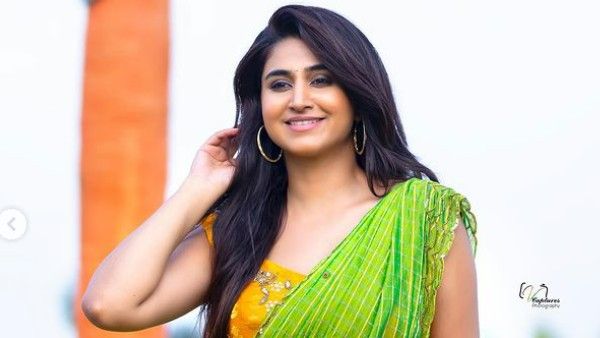 యాంకర్ వర్షిణి ఎద అందాల జాతర: ఘోరంగా చూపిస్తూ ఇలా తెగించిందేంటి!