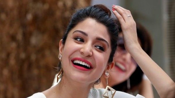 స్పోర్ట్స్ బ్రాతో అనుష్క ఓవర్ డోస్ షో: షార్ట్‌ కూడా పైకి లేపేసి మరీ!