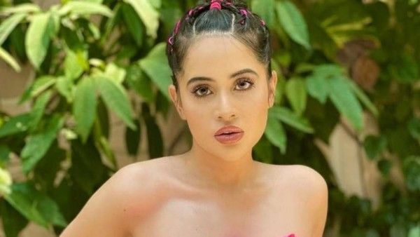 Urfi Javed: పైన డ్రెస్సే లేకుండా షాక్ ఇచ్చిన నటి.. దాంతో ప్రైవేట్ పార్ట్స్ కప్పేస్తూ వీడియో!