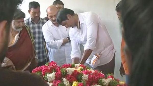 చలపతిరావు అంత్యక్రియలు పూర్తి.. భోరుమని విలపించిన రవిబాబు!