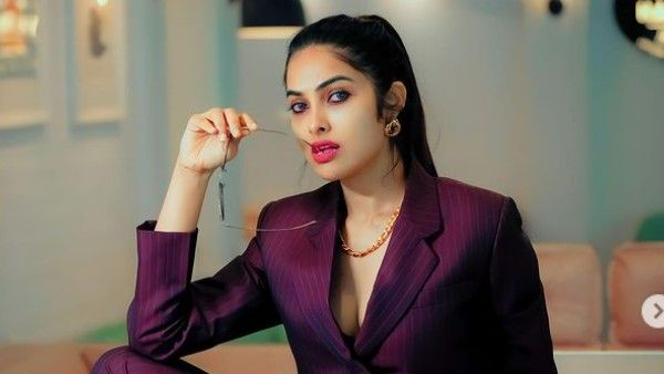 దివి వాద్యా నయా హాట్ షో.. కొంటెగా నవ్వుతూ అది ఫోకస్ అయ్యేలా!