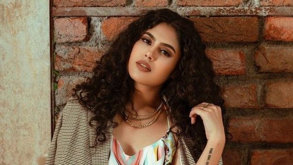 బాత్రూంలో జాతి రత్నాలు చిట్టి హాట్ షో: అదొక్కటే చుట్టుకుని టెంప్ట్ చేస్తోందిగా!