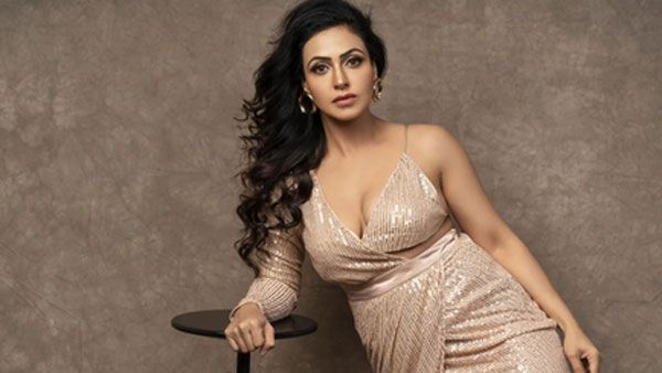 మళ్లీ రెచ్చిపోయిన తెలుగు హీరోయిన్: పైన ఏమీ లేకుండా.. వెనుక నుంచి చూపిస్తూ!