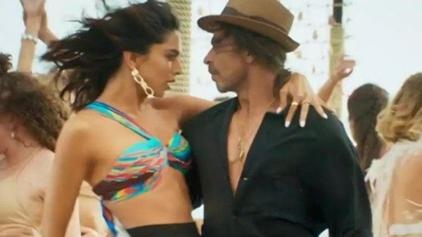 Shahrukh Khan Pathaan సినిమాకు సెన్సార్ బోర్డ్ మొట్టికాయలు.. ఆ సన్నివేశాలకు కత్తెర!