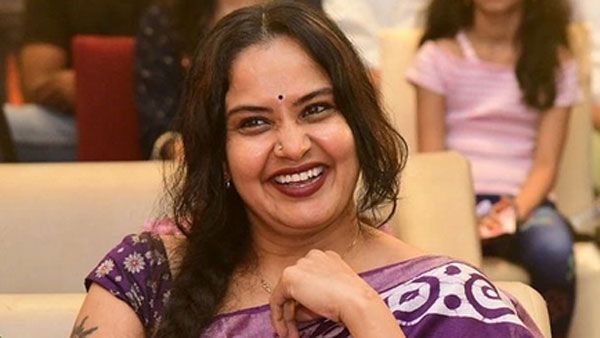 అతనిపై ఎక్కేసి క్యారెక్టర్ ఆర్టిస్ట్ ప్రగతి రచ్చ.. పాపం అంటున్న జనాలు.. వీడియో వైరల్