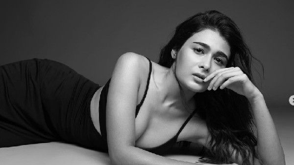 అర్జున్ రెడ్డి బ్యూటీ హాట్ వీడియో: కెమెరా ముందు చేయలేనంటూ షాకింగ్ గా!