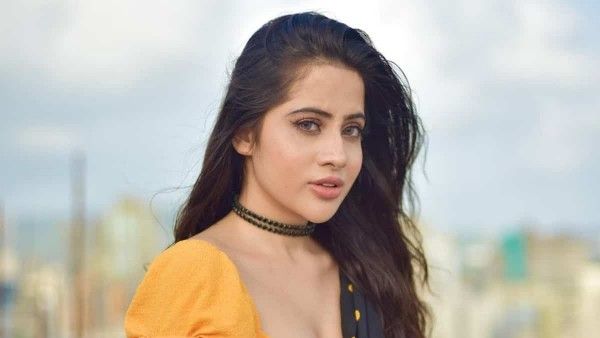 పబ్లిక్ లో అంతా చూపించేసిన బిగ్ బాస్ బ్యూటి.. ఎవరు చేయని విధంగా! వీడియో వైరల్