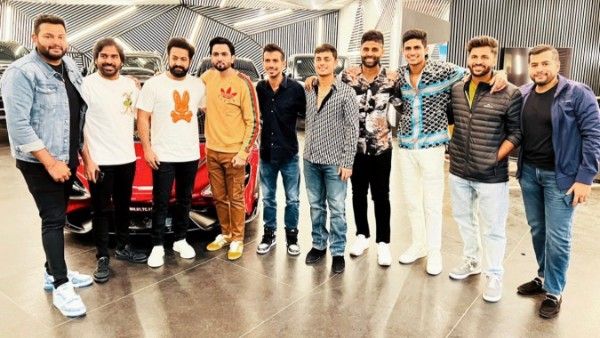 Jr NTR: టీమిండియా క్రికెటర్లతో జూనియర్ ఎన్టీఆర్.. ఆ ఇద్దరికి స్పెషల్ స్టిల్ ఇచ్చిన తారక్!