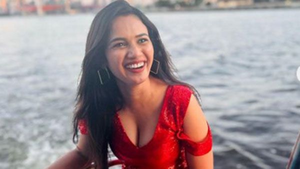 Ariyana Glory: హద్దు దాటిన యాంకర్ హాట్ షో.. ఐటమ్ గర్ల్ ను మించిన రేంజ్ లో క్యూట్ బ్యూటి