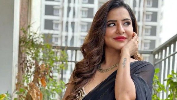 చమ్కీల డ్రెస్సుతో అషు రెడ్డి బోల్డ్ షో.. పడుకుని మొత్తం చూపిస్తూ ఘాటు పోజులు!